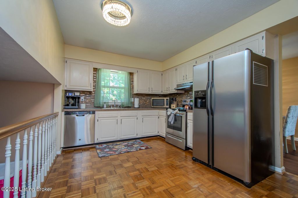 Photo of 10203 Westwego Pl, Jeffersontown, KY 40299 (MLS # 1697052)