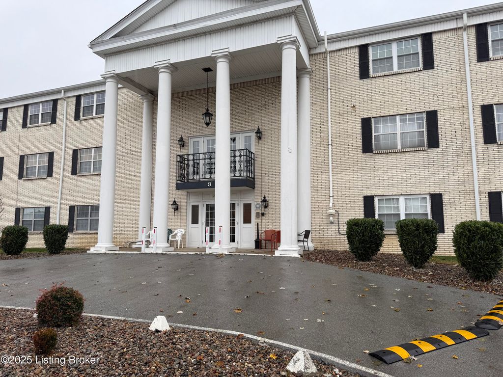 Photo of 310 El Conquistador Pl #310, Louisville, KY 40220 (MLS # 1713307)