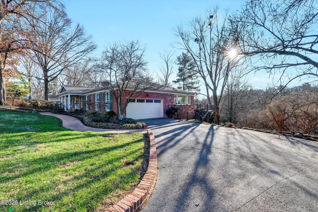 Photo of 5305 Indian Crest Rd, Louisville, KY 40207 (MLS # 1706925)