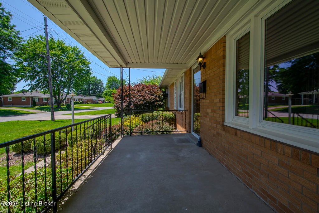 Photo of 5506 Sterling Dr, Louisville, KY 40216 (MLS # 1719429)