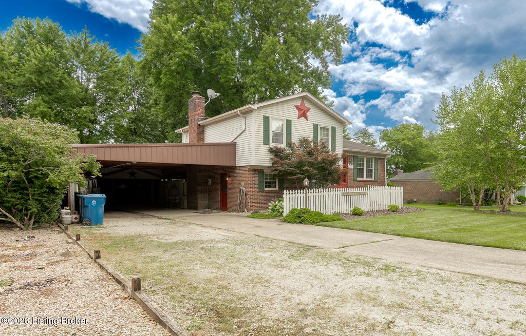 Photo of 6522 Dunnlea Dr, Pewee Valley, KY 40056 (MLS # 1723605)