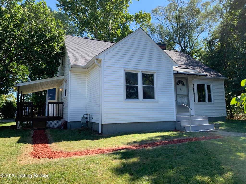 Photo of 311 Maple Ct, La Grange, KY 40031 (MLS # 1711087)