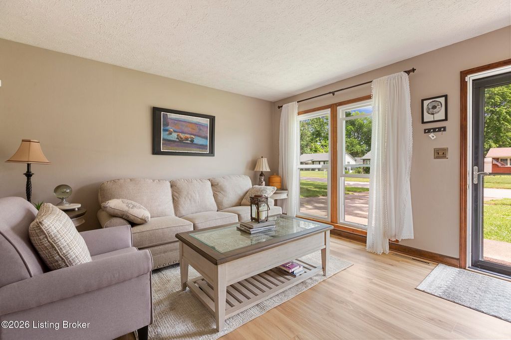 Photo of 3306 Ethelwood Dr, Louisville, KY 40299 (MLS # 1715994)