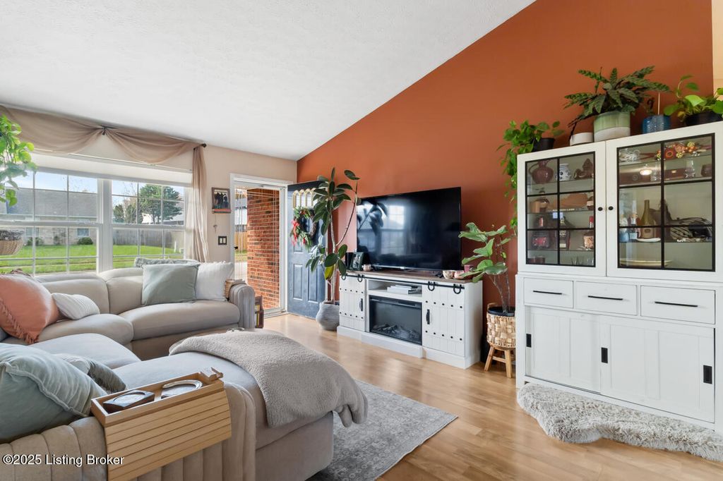 Photo of 1303 Field Stone Dr, Jeffersonville, IN 47130 (MLS # 1704166)