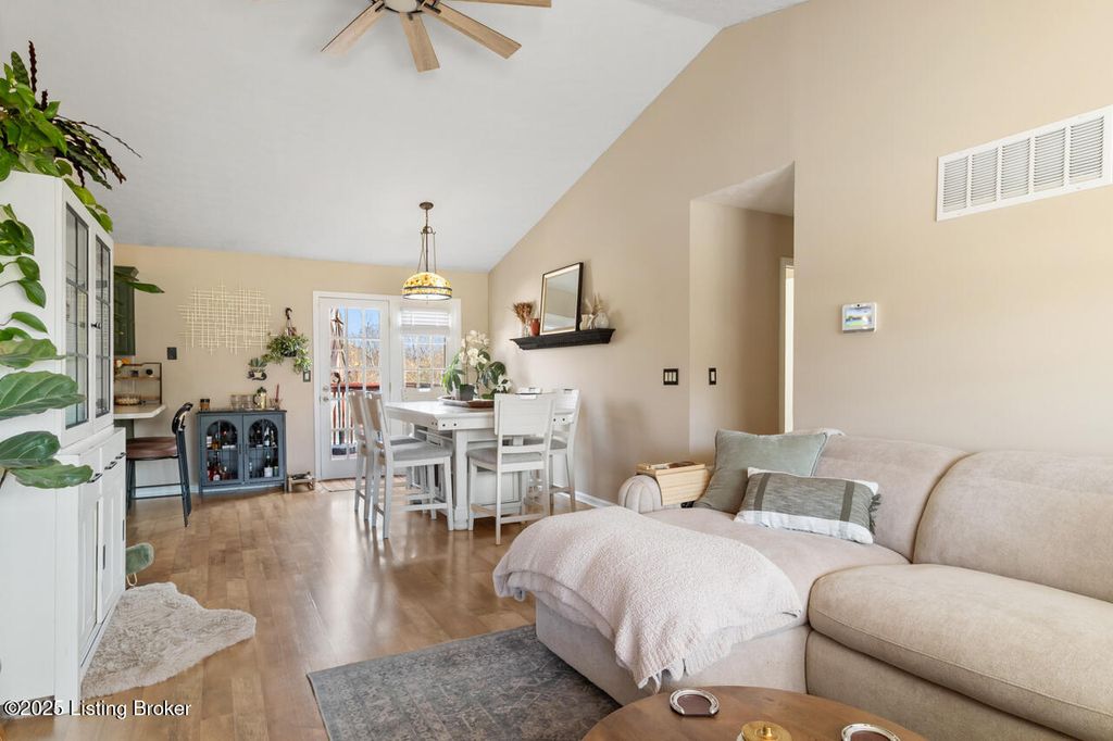 Photo of 1303 Field Stone Dr, Jeffersonville, IN 47130 (MLS # 1704166)