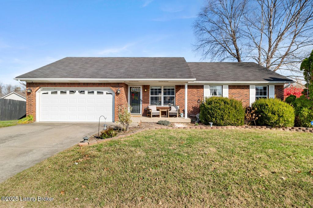 Photo of 1303 Field Stone Dr, Jeffersonville, IN 47130 (MLS # 1704166)