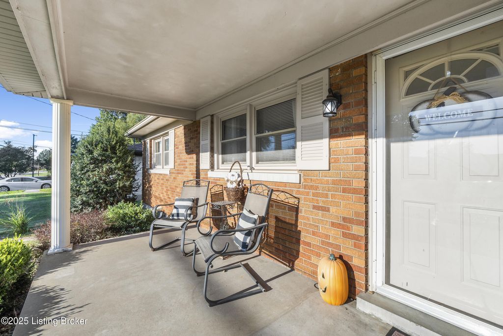 Photo of 6505 Gabriel Dr, Louisville, KY 40258 (MLS # 1700607)