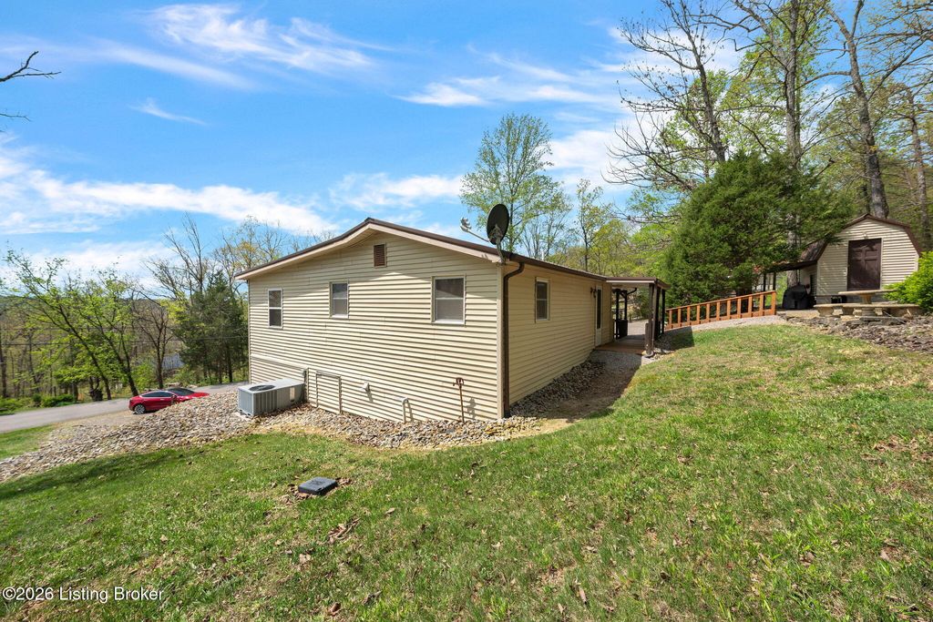 Photo of 192 Ridgecrest Dr, Clarkson, KY 42726 (MLS # 1714214)