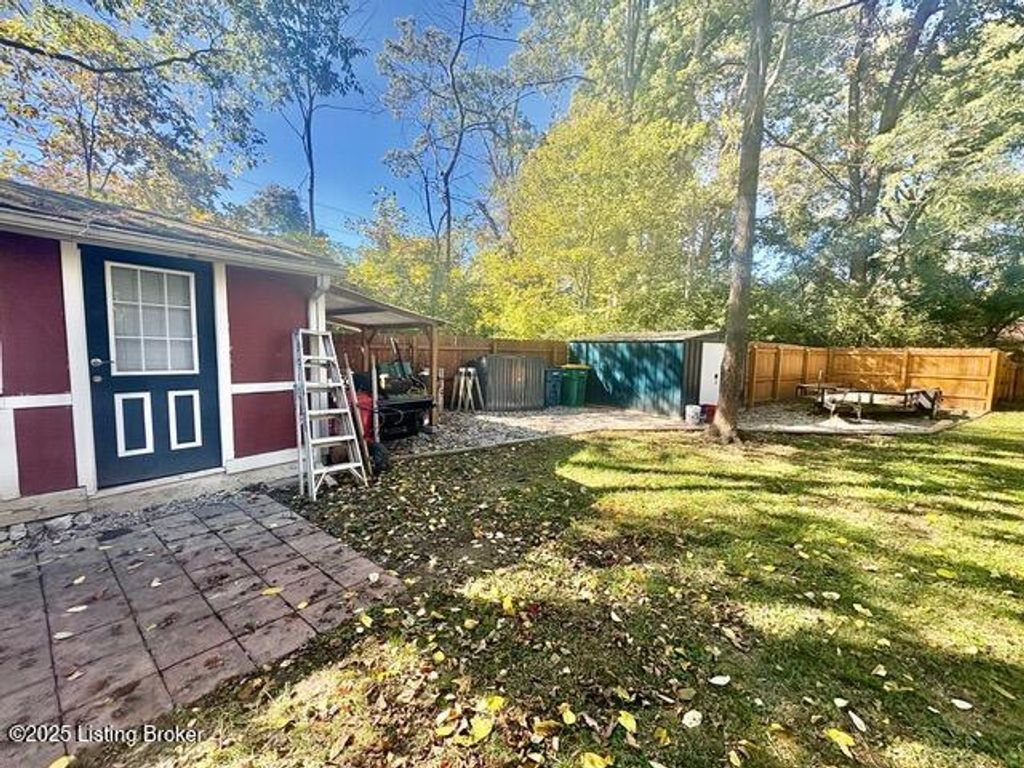 Photo of 6916 Triangle Dr, Louisville, KY 40214 (MLS # 1701568)