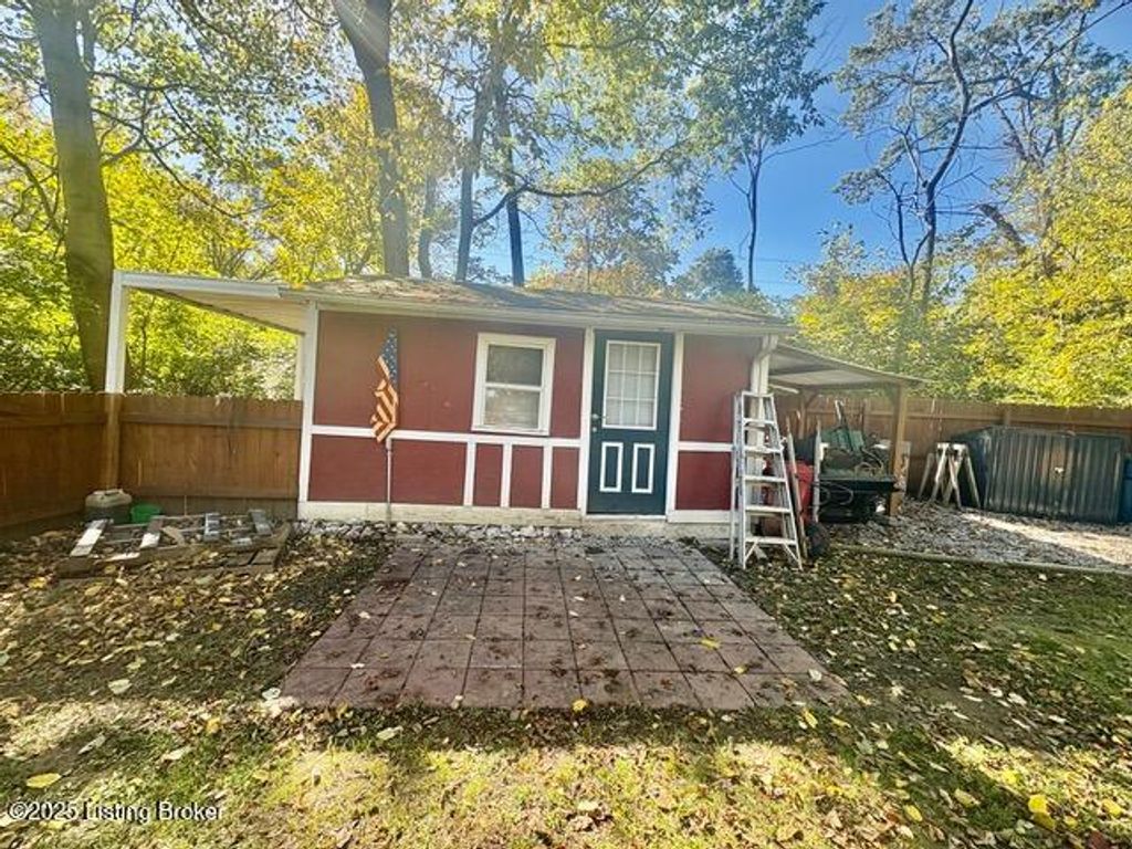 Photo of 6916 Triangle Dr, Louisville, KY 40214 (MLS # 1701568)