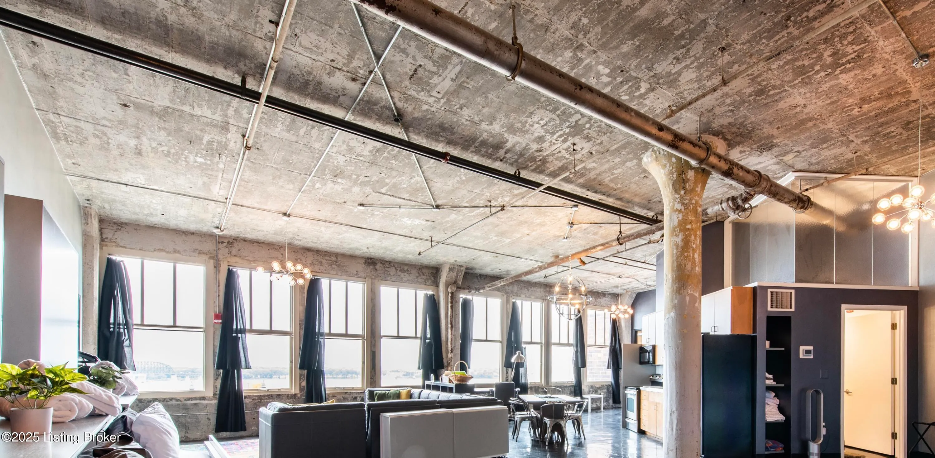 Louisville, Kentucky 40202, United States, 3 Bedrooms Bedrooms, ,1 BathroomBathrooms,Residential,Active,255129