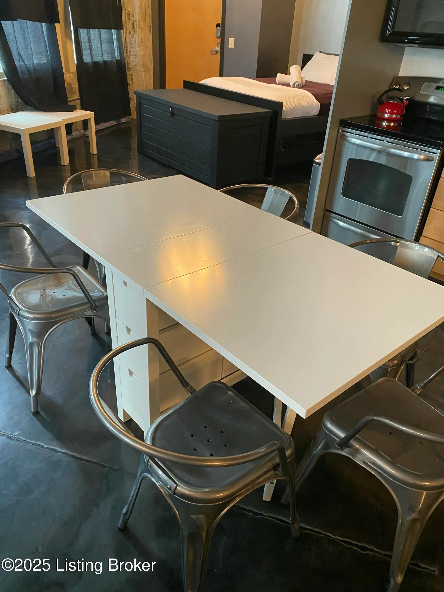 Louisville, Kentucky 40202, United States, 3 Bedrooms Bedrooms, ,1 BathroomBathrooms,Residential,Active,255129