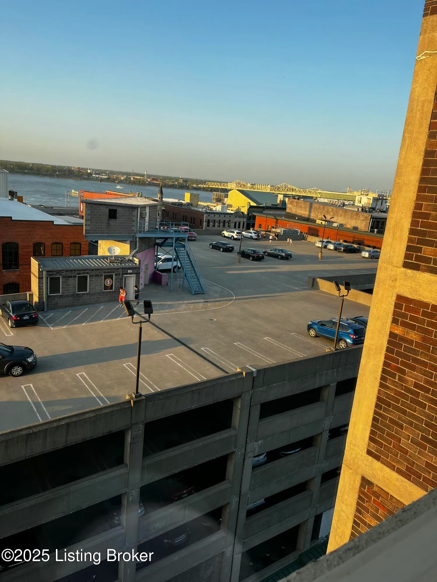 Louisville, Kentucky 40202, United States, 3 Bedrooms Bedrooms, ,1 BathroomBathrooms,Residential,Active,255129