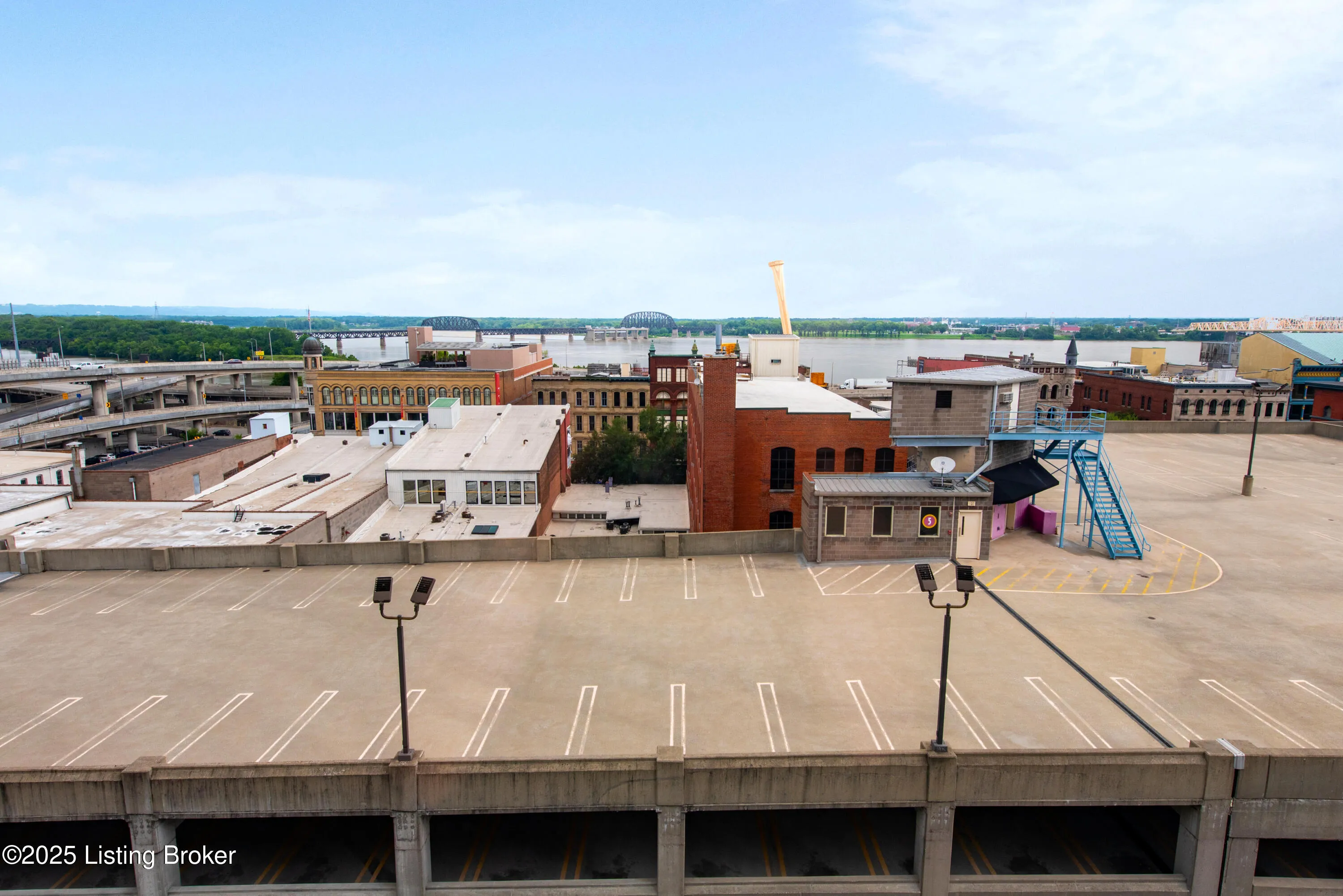 Louisville, Kentucky 40202, United States, 3 Bedrooms Bedrooms, ,1 BathroomBathrooms,Residential,Active,255129