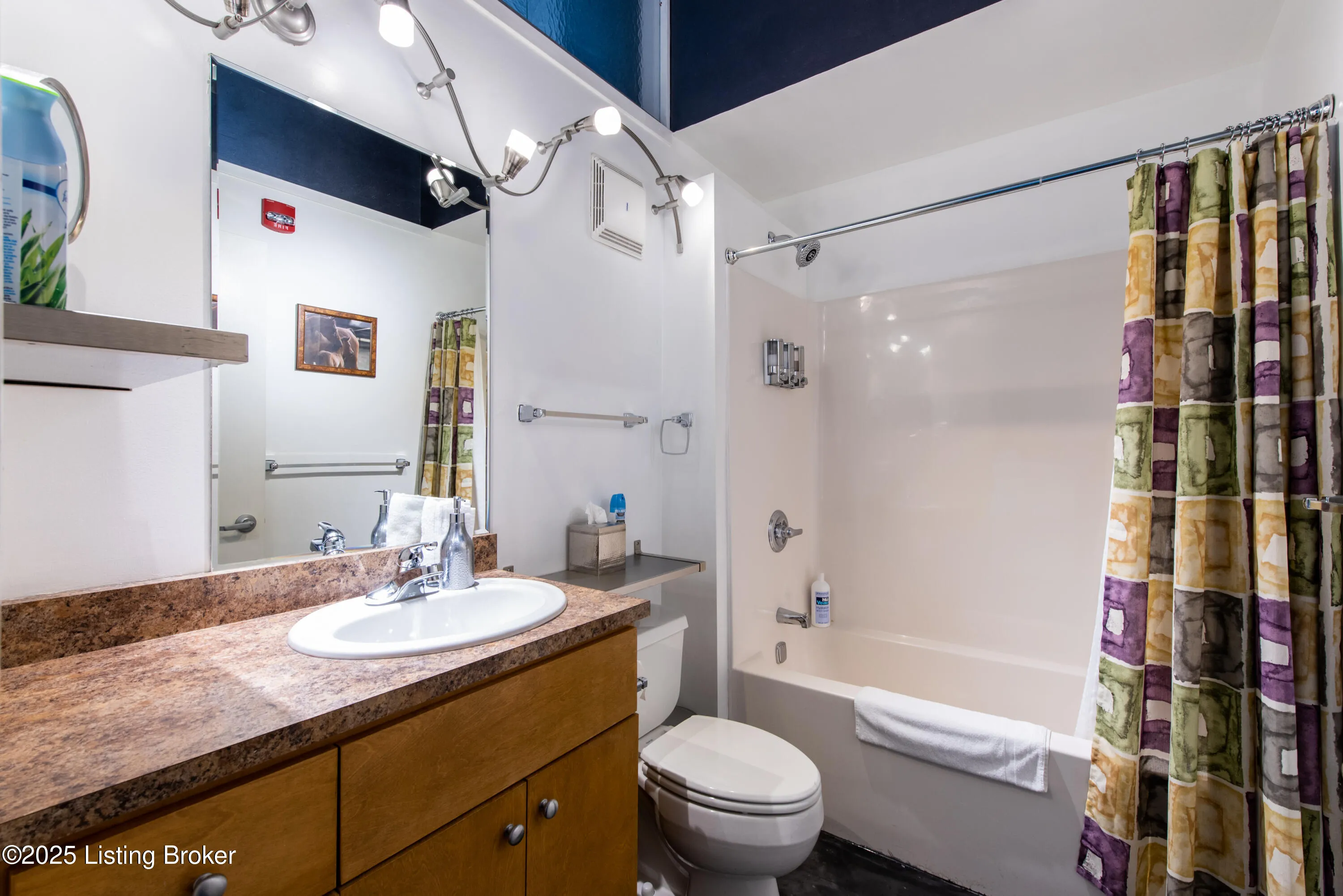 Louisville, Kentucky 40202, United States, 3 Bedrooms Bedrooms, ,1 BathroomBathrooms,Residential,Active,255129