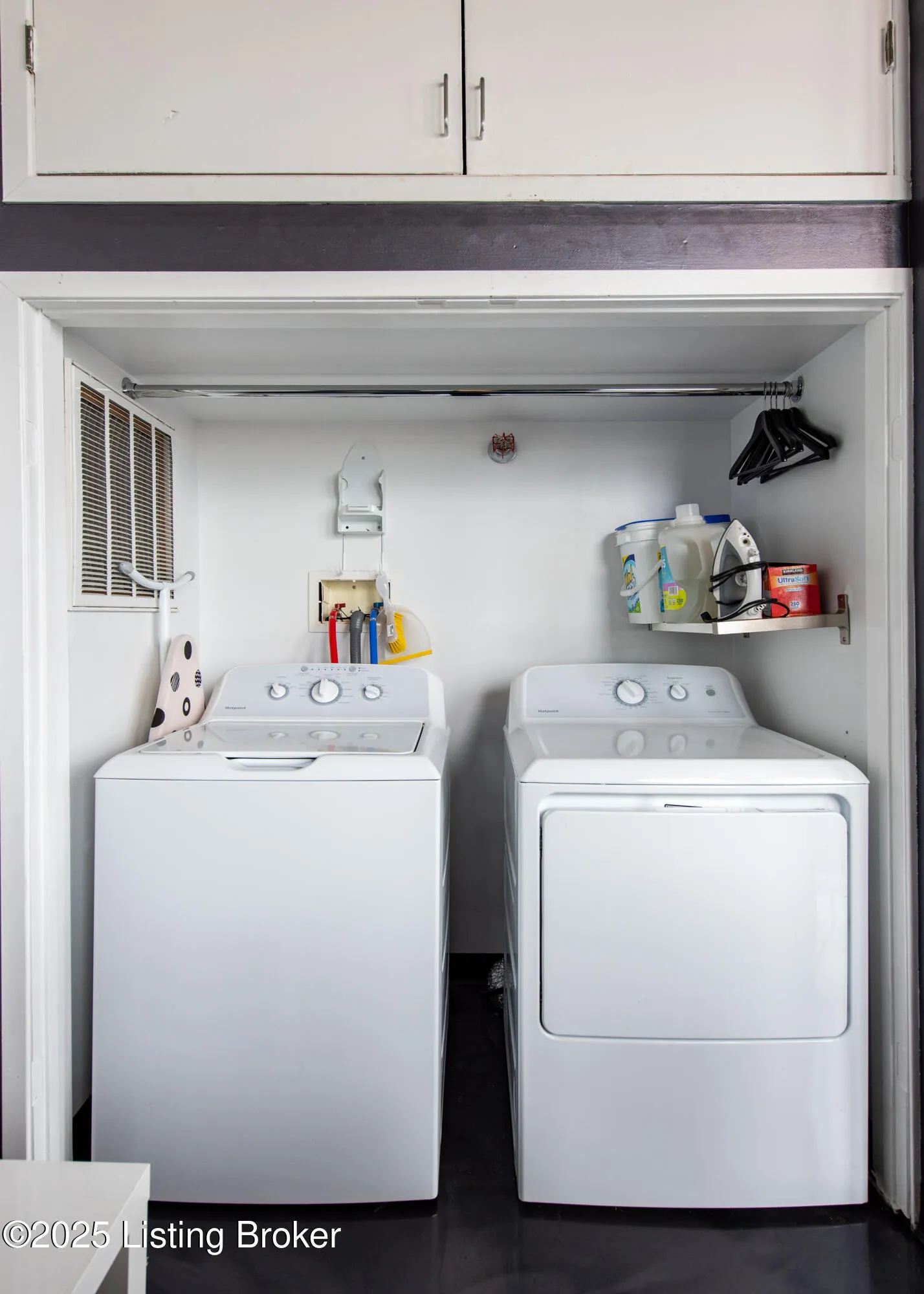 Louisville, Kentucky 40202, United States, 3 Bedrooms Bedrooms, ,1 BathroomBathrooms,Residential,Active,255129