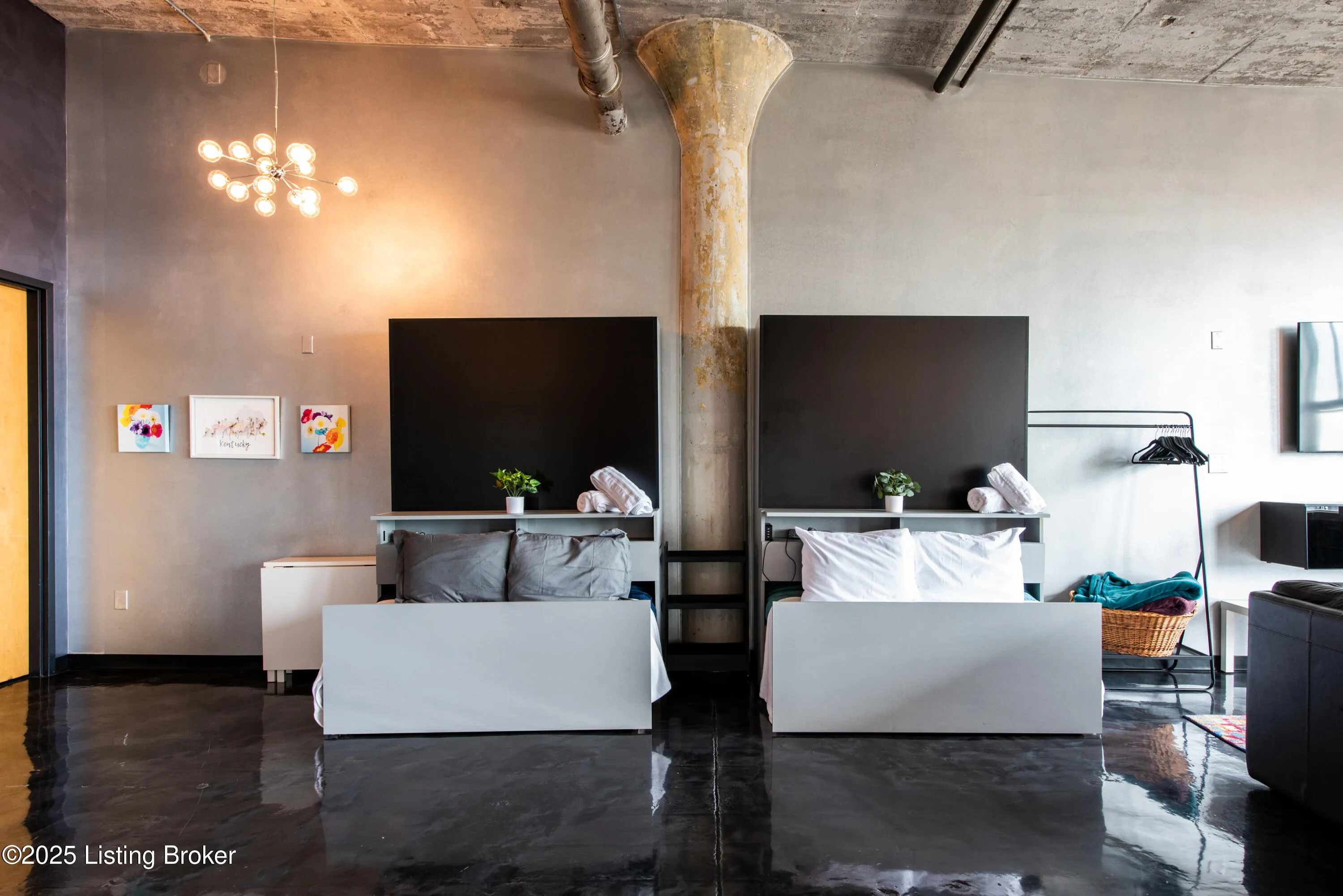 Louisville, Kentucky 40202, United States, 3 Bedrooms Bedrooms, ,1 BathroomBathrooms,Residential,Active,255129