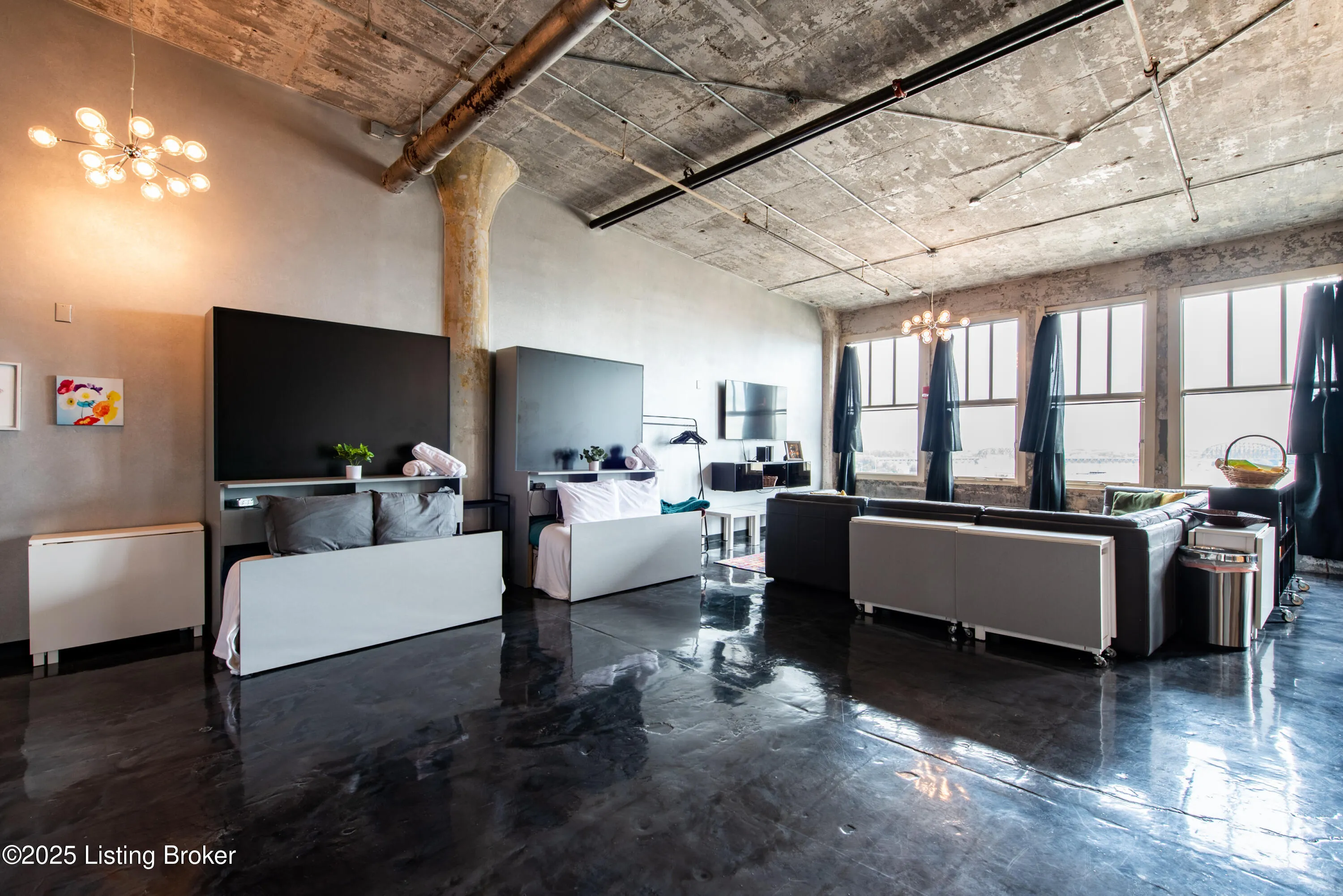 Louisville, Kentucky 40202, United States, 3 Bedrooms Bedrooms, ,1 BathroomBathrooms,Residential,Active,255129