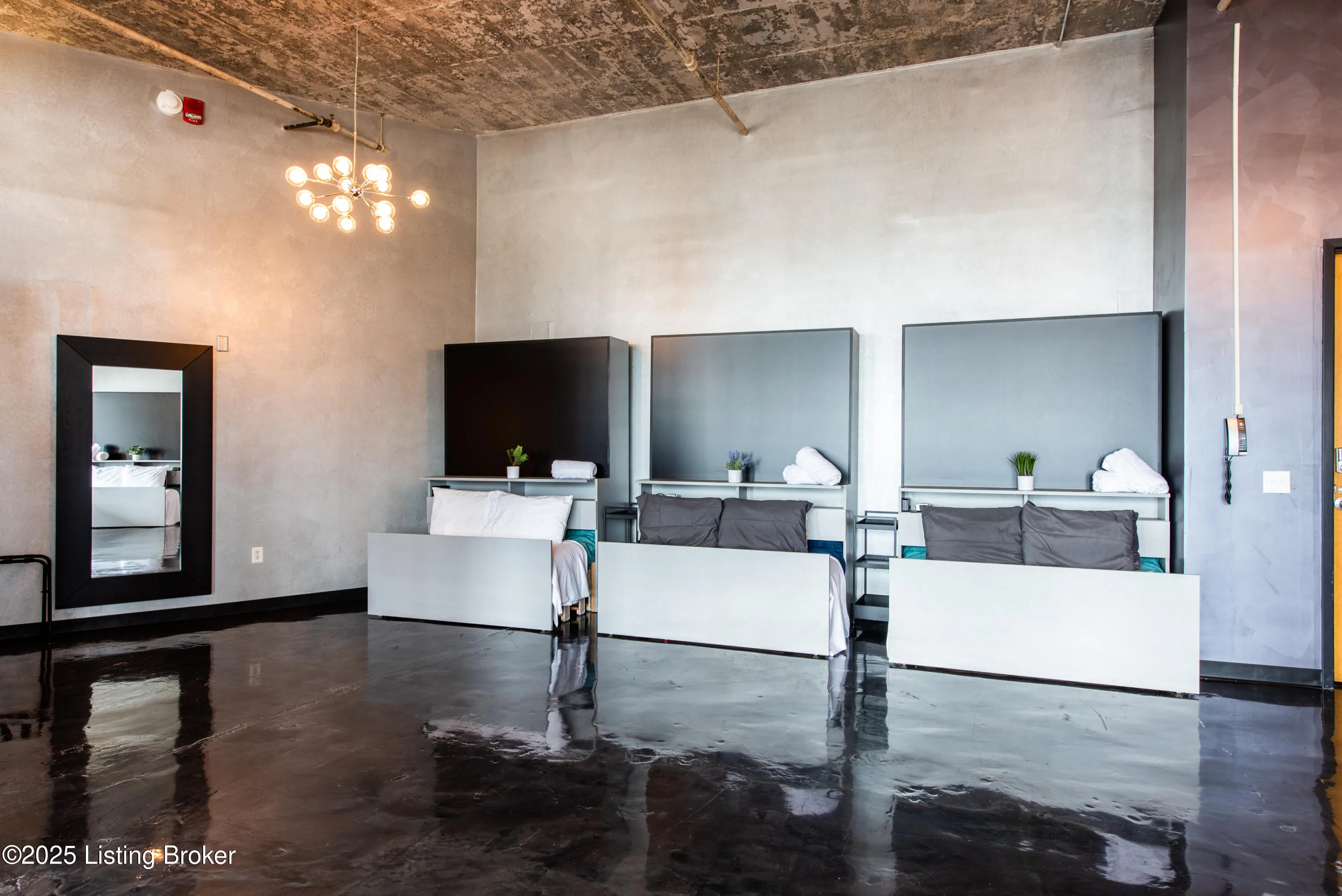 Louisville, Kentucky 40202, United States, 3 Bedrooms Bedrooms, ,1 BathroomBathrooms,Residential,Active,255129