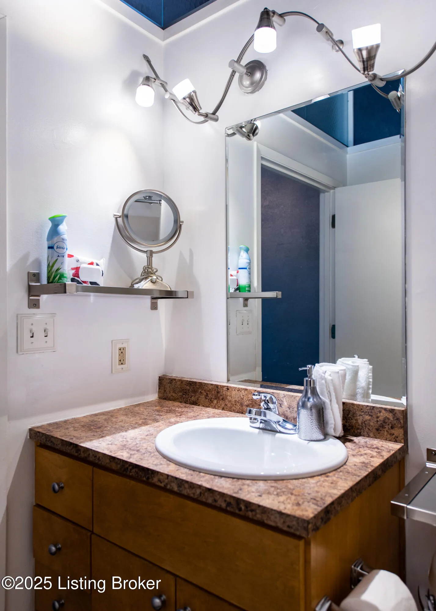 Louisville, Kentucky 40202, United States, 3 Bedrooms Bedrooms, ,1 BathroomBathrooms,Residential,Active,255129