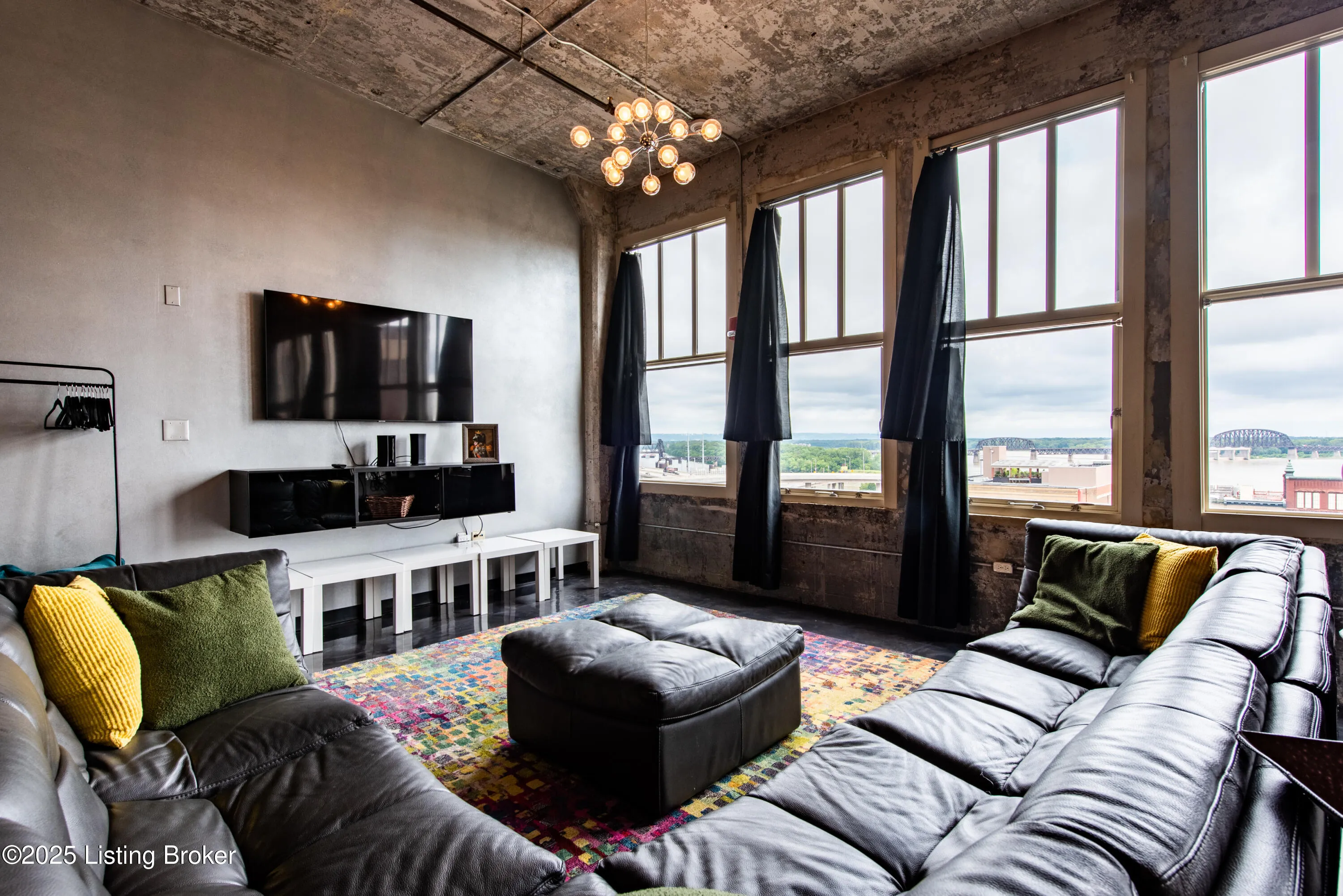 Louisville, Kentucky 40202, United States, 3 Bedrooms Bedrooms, ,1 BathroomBathrooms,Residential,Active,255129