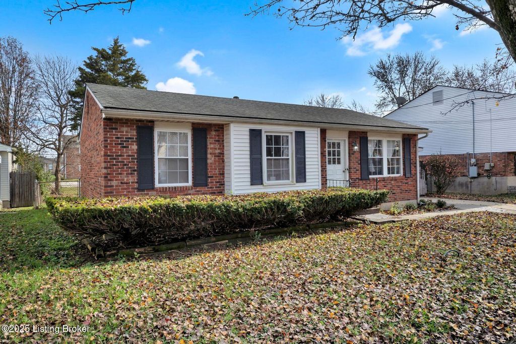 Photo of 5011 Fairwood Ln, Louisville, KY 40291 (MLS # 1704094)