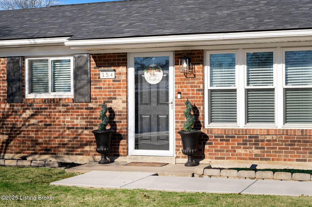 Photo of 154 Greenbriar Ln, Louisville, KY 40229 (MLS # 1705818)