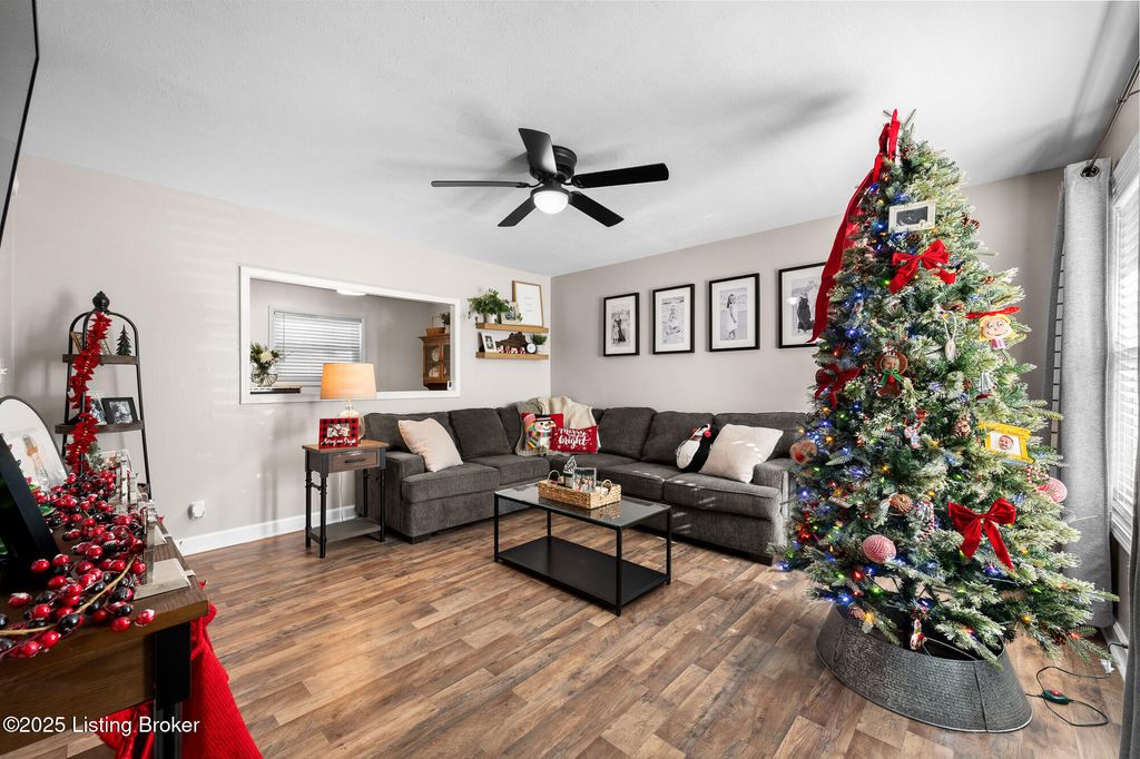 Photo of 154 Greenbriar Ln, Louisville, KY 40229 (MLS # 1705818)