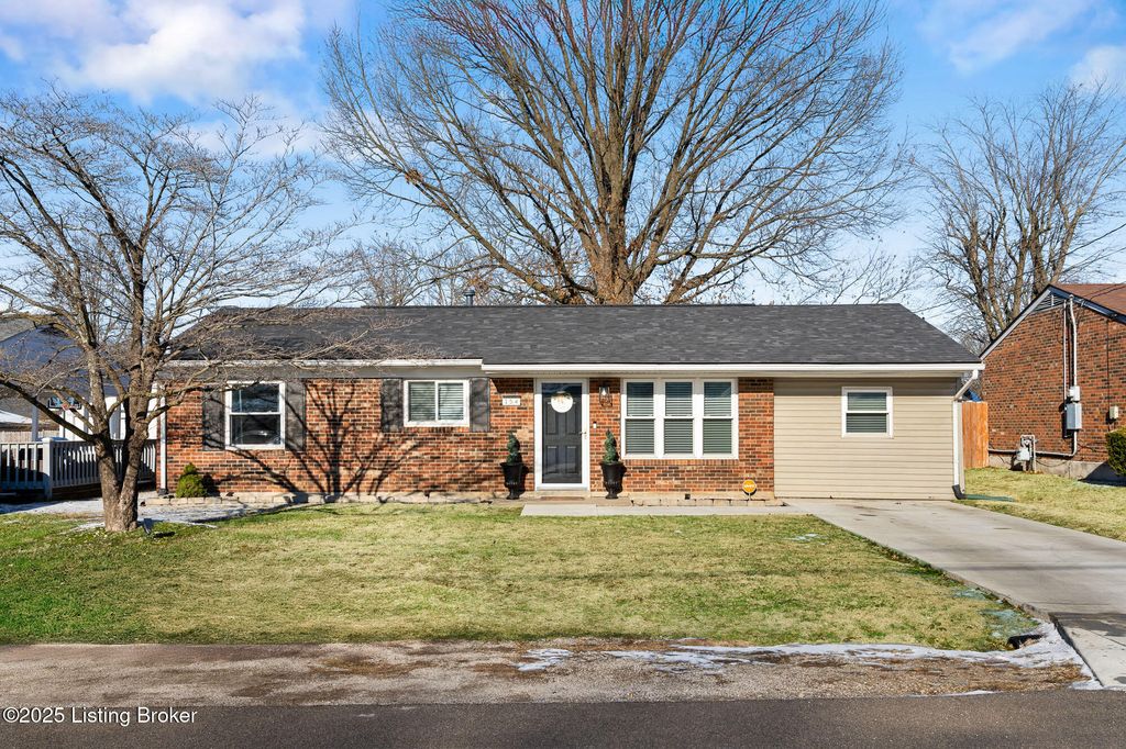 Photo of 154 Greenbriar Ln, Louisville, KY 40229 (MLS # 1705818)