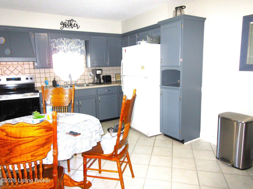 Photo of 2216 Darrell Dr, Louisville, KY 40216 (MLS # 1711175)