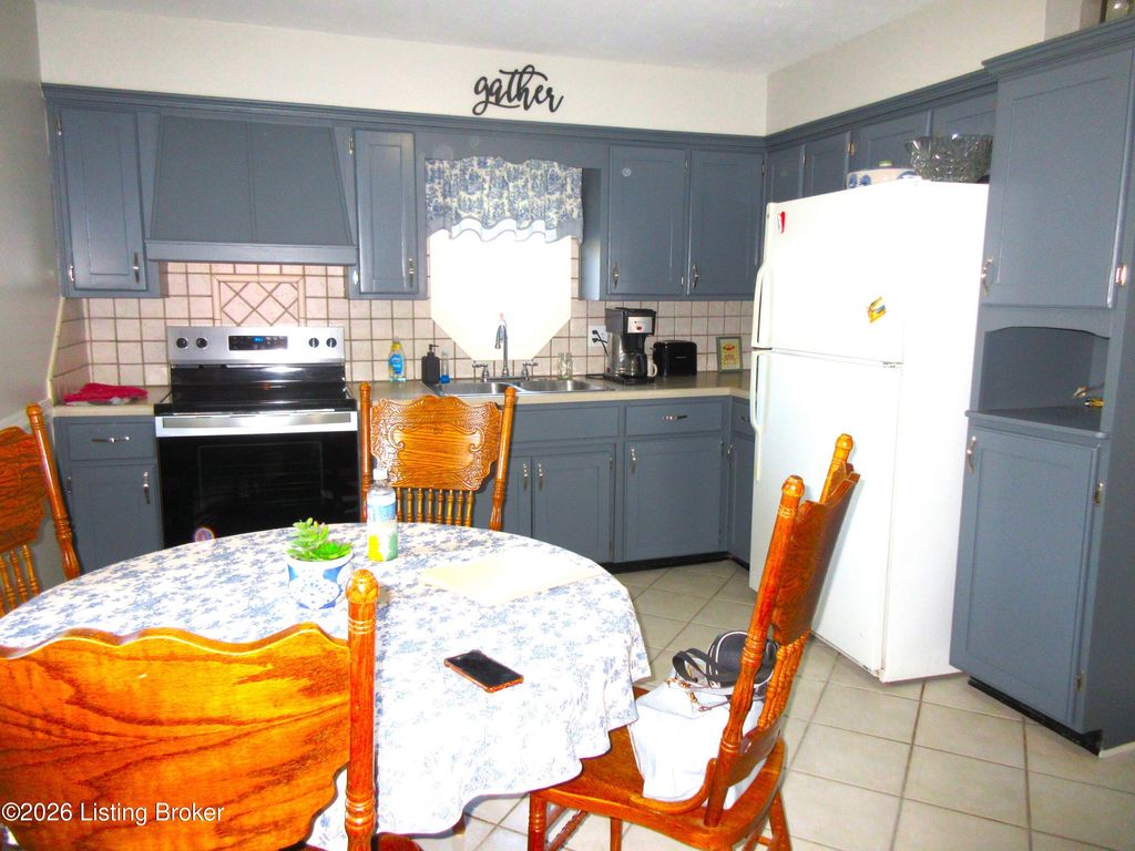 Photo of 2216 Darrell Dr, Louisville, KY 40216 (MLS # 1711175)