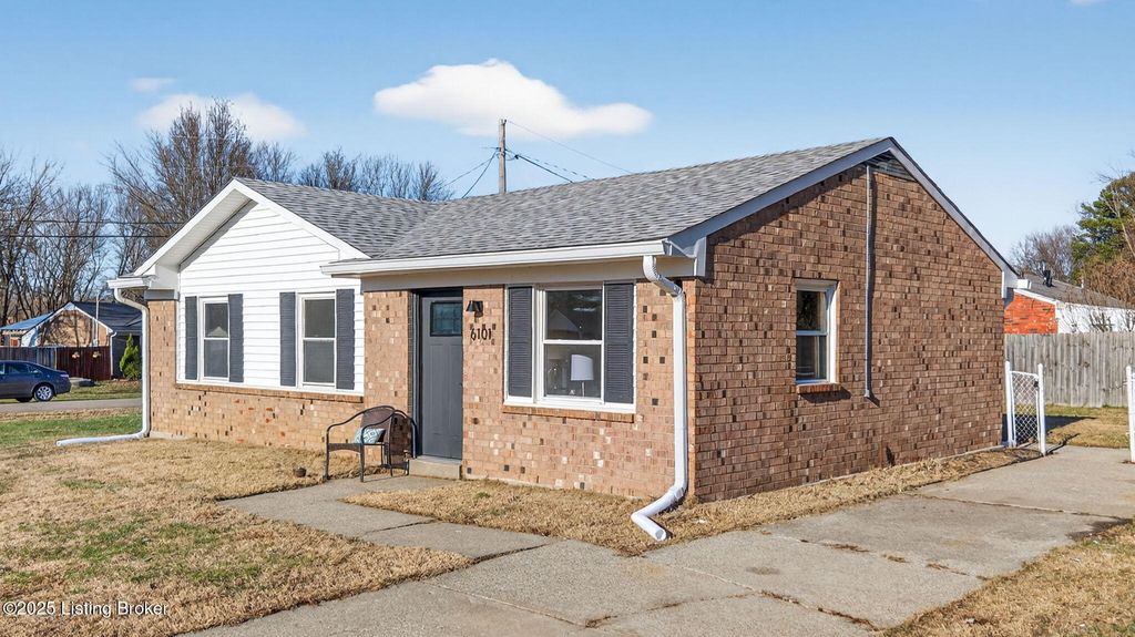 Photo of 6101 Toebbe Ln, Louisville, KY 40229 (MLS # 1705611)