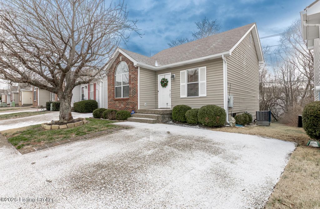 Photo of 12417 Kiawah Ct, Louisville, KY 40245 (MLS # 1707696)