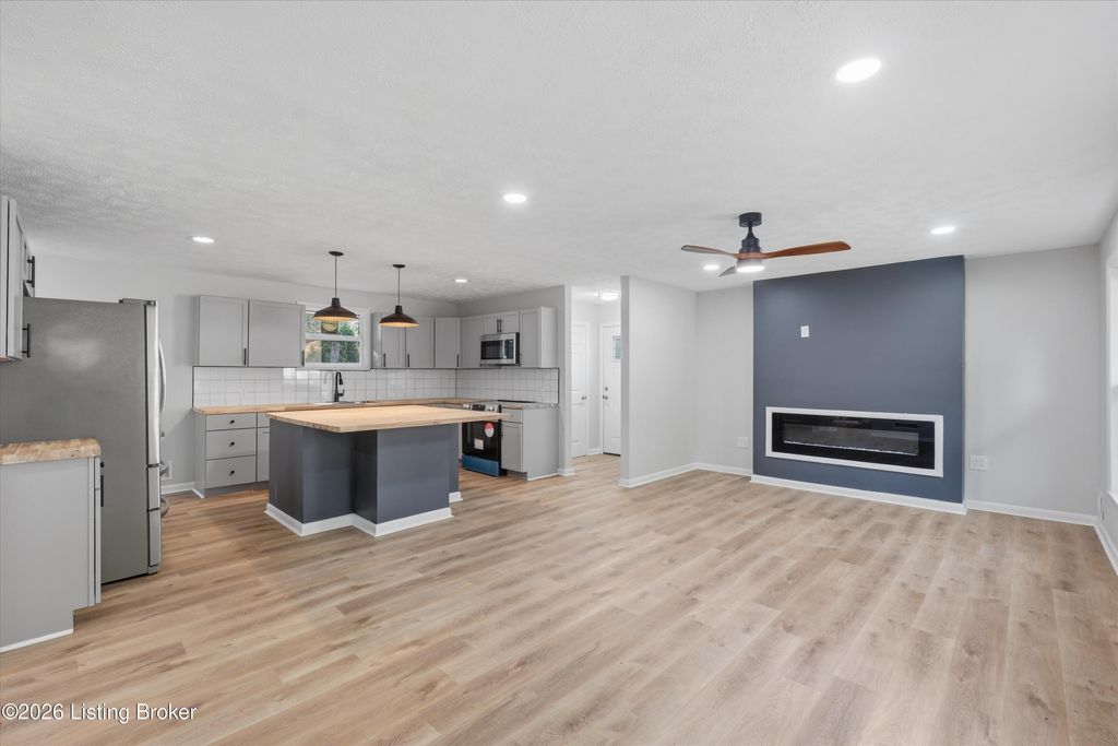 Photo of 1520 E 8th St, Jeffersonville, IN 47130 (MLS # 1718422)