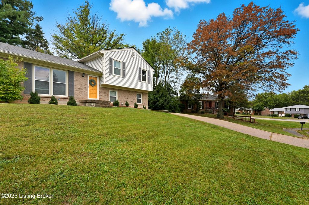 Photo of 4510 Yager Ln, Louisville, KY 40241 (MLS # 1717599)