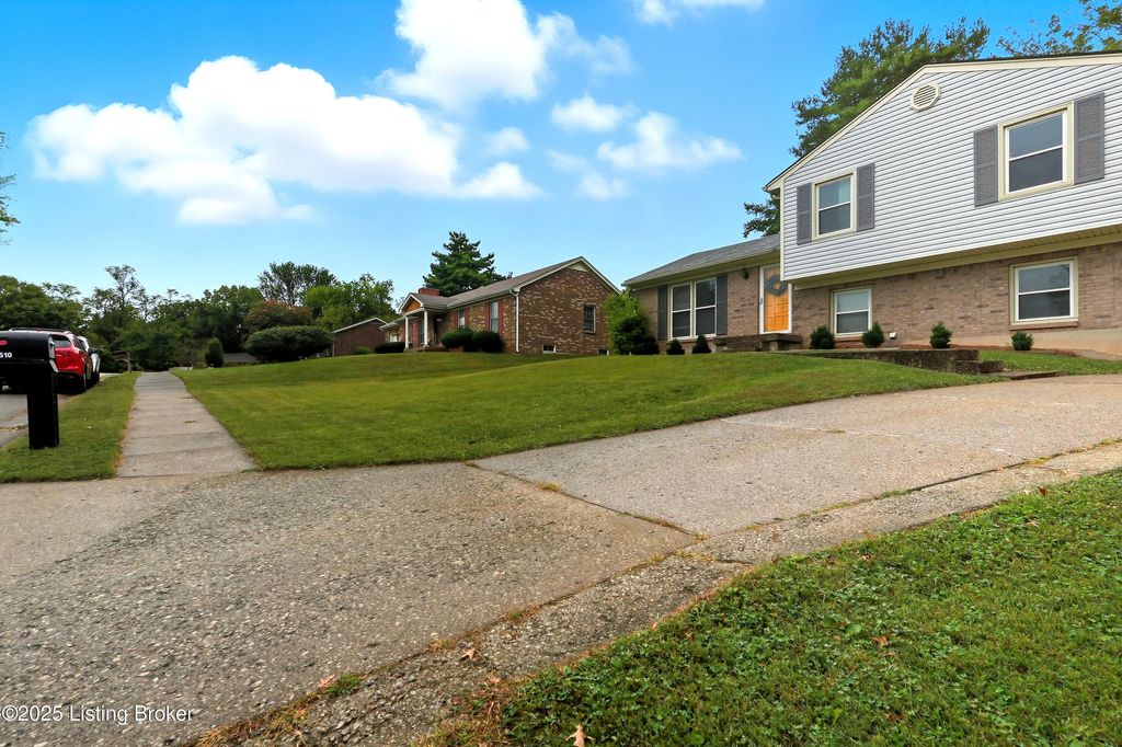 Photo of 4510 Yager Ln, Louisville, KY 40241 (MLS # 1717599)