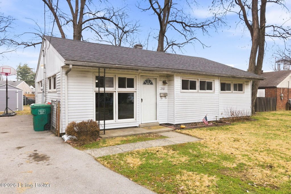 Photo of 2907 Garey Ln, Louisville, KY 40216 (MLS # 1706516)