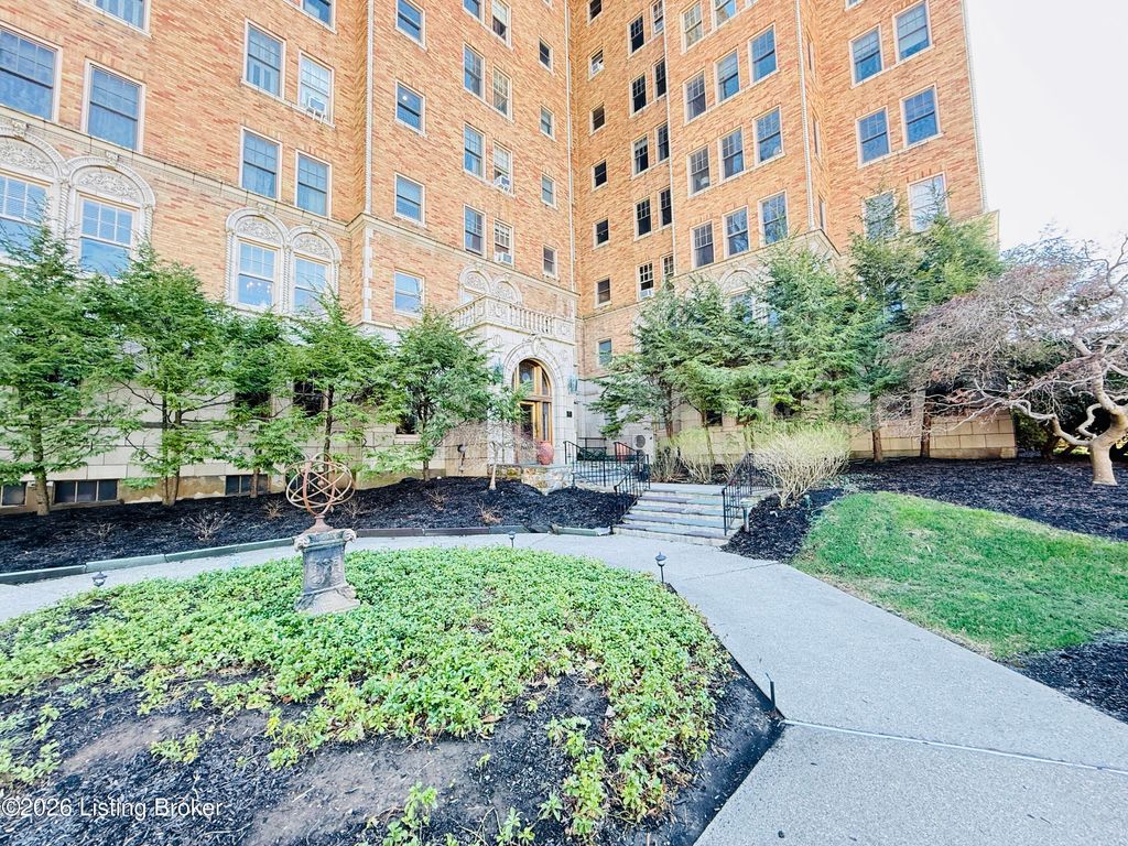 Photo of 2140 Bonnycastle Ave #3F, Louisville, KY 40205 (MLS # 1711095)