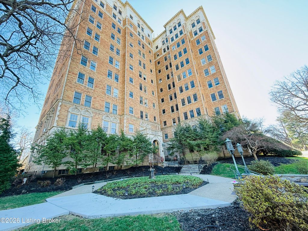 Photo of 2140 Bonnycastle Ave #3F, Louisville, KY 40205 (MLS # 1711095)