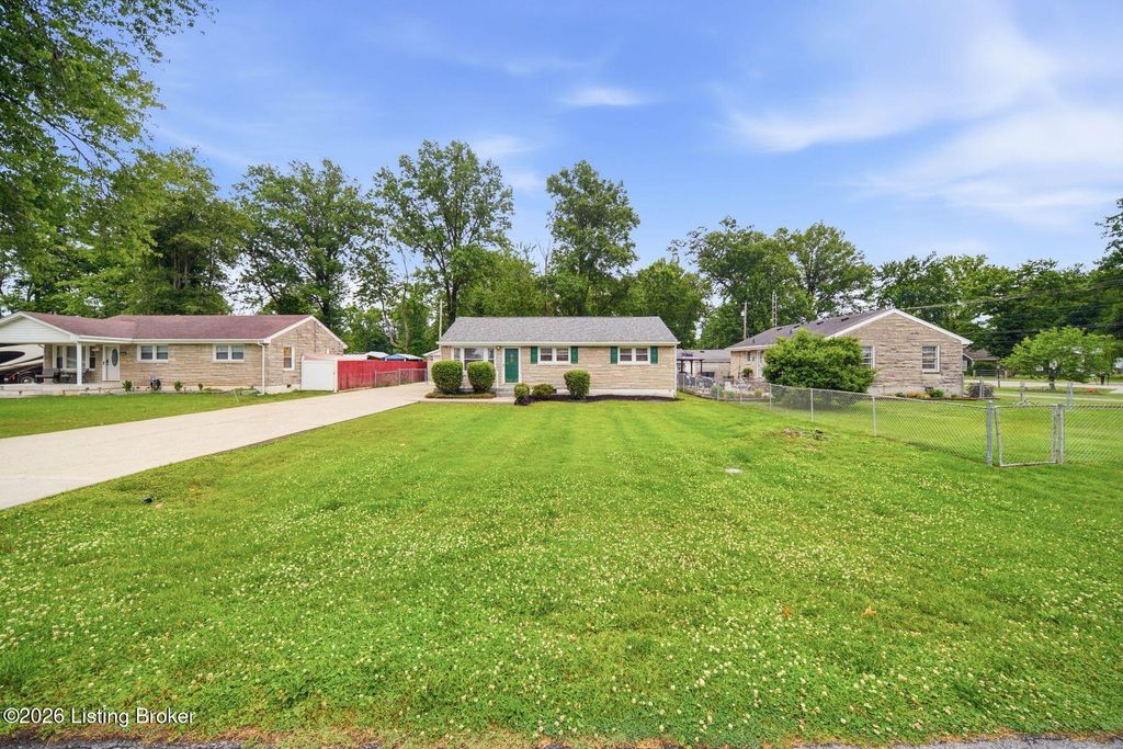 Photo of 5425 Sunset Dr, Louisville, KY 40219 (MLS # 1718194)