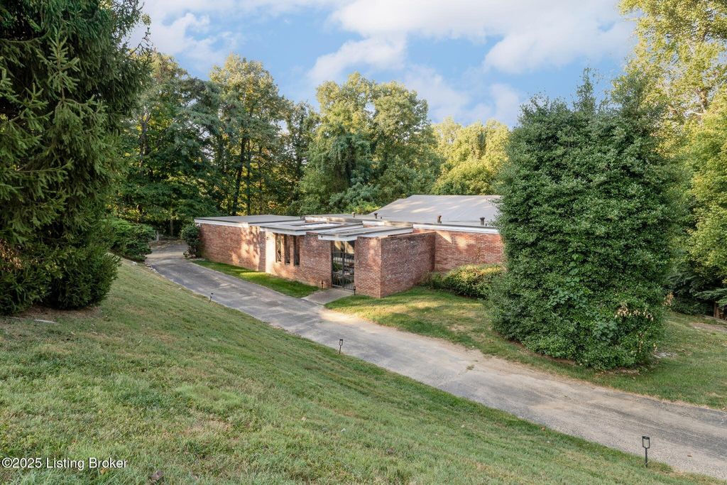 Photo of 765 Greenridge Ln, Louisville, KY 40207 (MLS # 1701514)