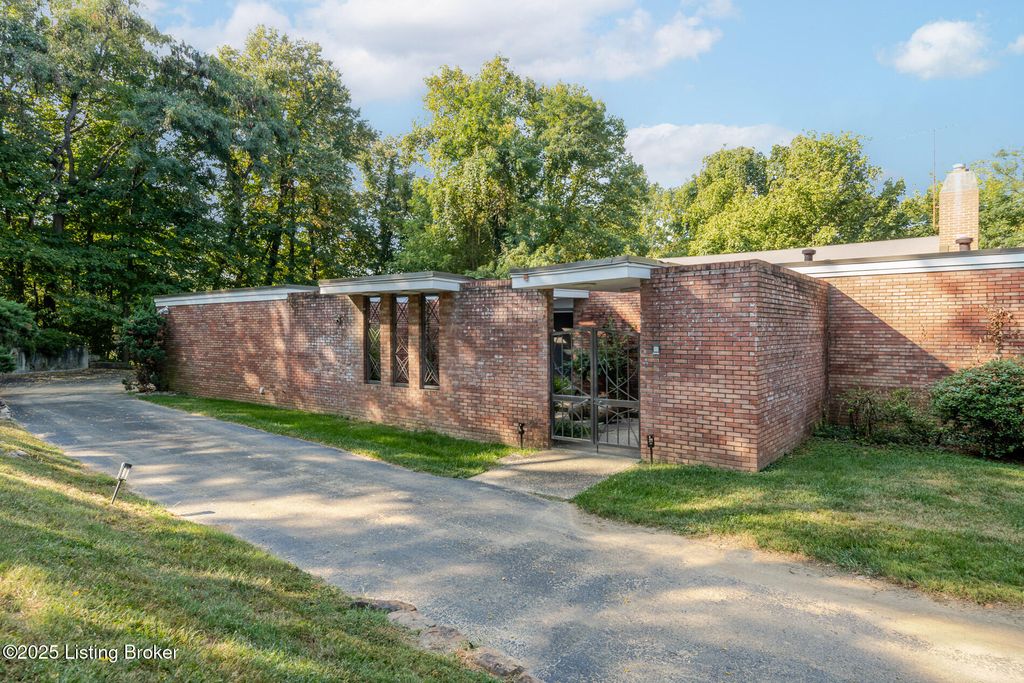 Photo of 765 Greenridge Ln, Louisville, KY 40207 (MLS # 1701514)