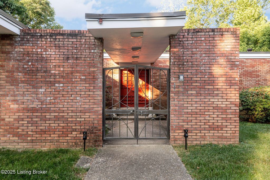 Photo of 765 Greenridge Ln, Louisville, KY 40207 (MLS # 1701514)