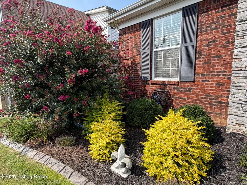 Photo of 10713 Spring Lawn Dr, Louisville, KY 40291 (MLS # 1727286)