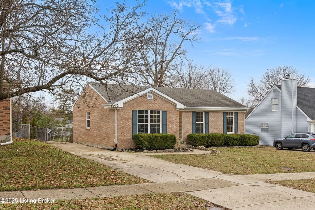 Photo of 1602 Acosta Ct, La Grange, KY 40031 (MLS # 1705415)