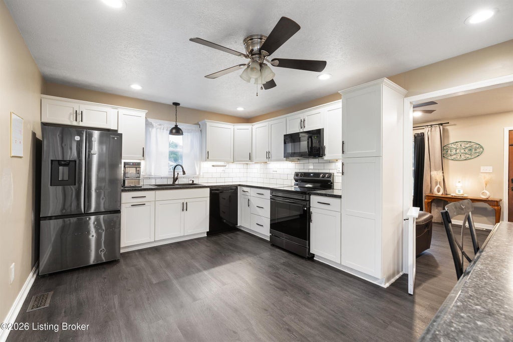 Photo of 380 Oak Run Dr, Mt Washington, KY 40047 (MLS # 1722890)