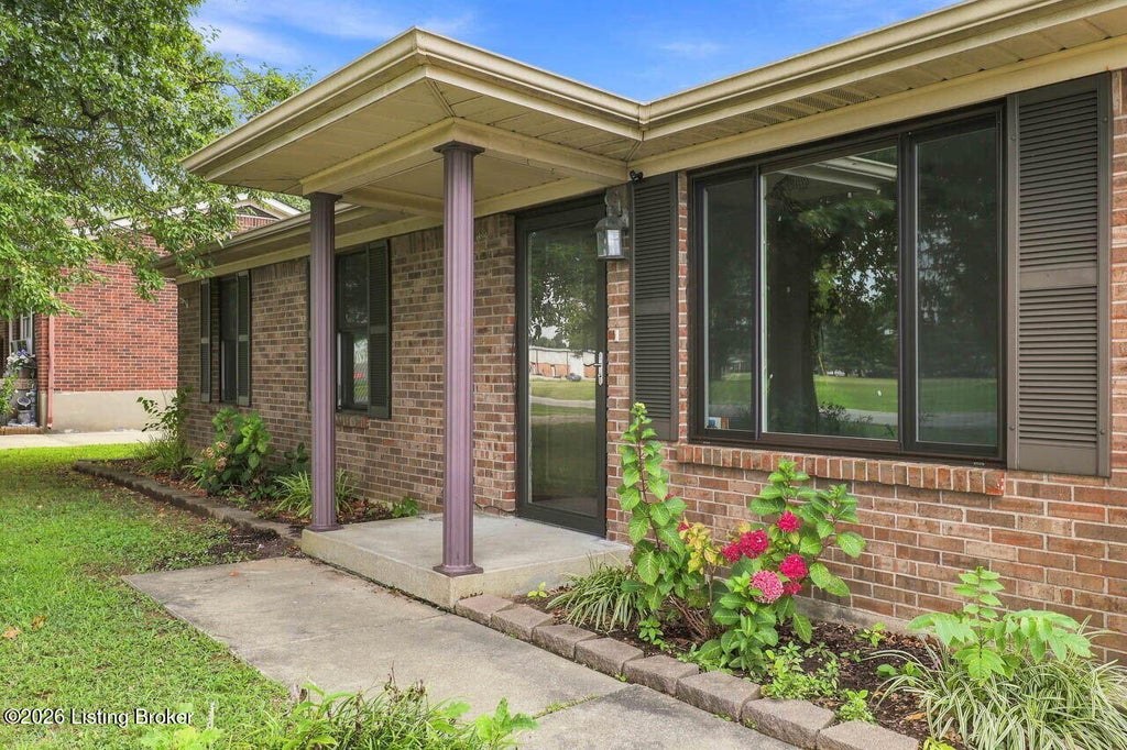 Photo of 3716 Hillview Blvd, Louisville, KY 40229 (MLS # 1727003)