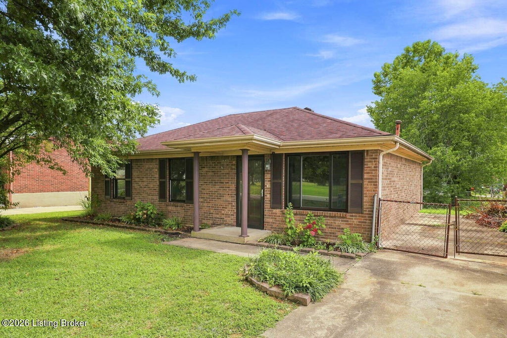 Photo of 3716 Hillview Blvd, Louisville, KY 40229 (MLS # 1727003)