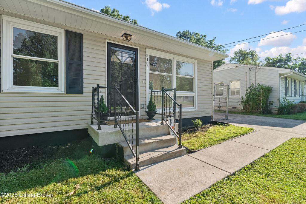 Photo of 5109 Red Oak Ln, Louisville, KY 40218 (MLS # 1721501)