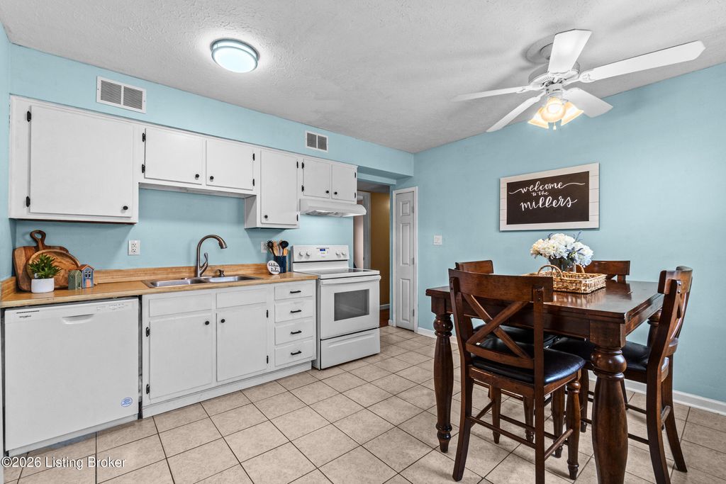 Photo of 10812 Waycross Ave, Louisville, KY 40229 (MLS # 1711220)